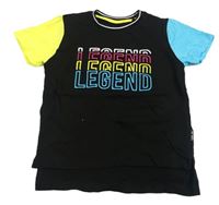 Čierne tričko so žlutým a modrým rukávom a nápisom Primark
