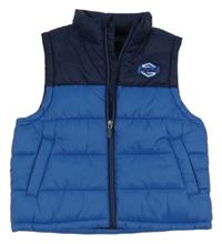 Tmavomodrá šušťáková zateplená vesta s nášivkou