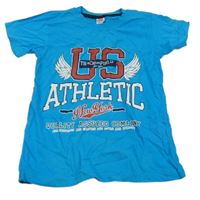 Modré tričko s nápismi