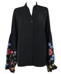 Dámská černá halenka s květovanými rukávy Emery Rose 