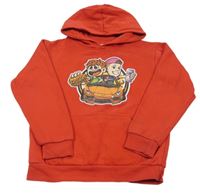 Červená mikina s chlapci v autě s kapucňou