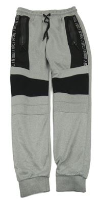 Šedo-černé tepáky s nápismi Chapter young