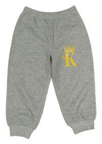 Sivé tepláky s písmenem