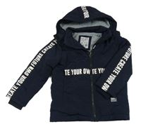 Tmavomodrá šusťáková zimní bunda s nápisem a kapucí 