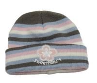 Farebná pruhovaná pletená čapica s květem