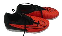 Křiklavě červeno-černé vzorované koženkové sálovky Nike vel. 36,5