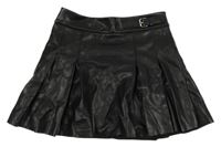 Černá koženková skládaná sukně s přezkou River Island