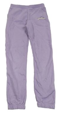 Lila tepláky s nápisem 