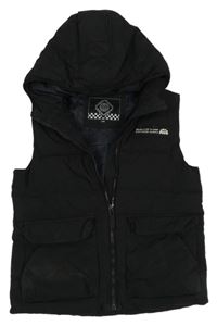 Čierna šušťáková zateplená vesta s nápisom a kapucňou zn. C&A