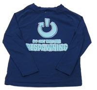 Tmavomodré tričko s nápisom a potlačou