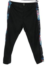 Dámske čierno-farebné kvietkovane športové capri legíny