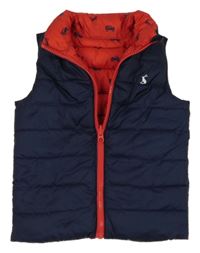 Tmavomodro-červená oboustranná zateplená vesta se zajícem a auty 