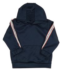 Tmavomodrá športová mikina s prúžkami a kapucňou