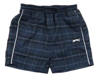 Tmavomodro-čierne kockované šušťákové kraťasy s logom Slazenger