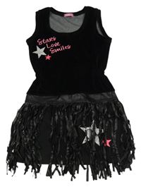 Čierne zamatové šaty s nápisom a strapcemi