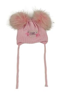 Ružová čapica s nápisom a bambulemi