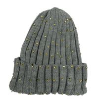 Šedá čepice s kamínky 