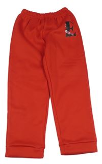 Červené tepláky s písmenem