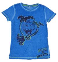 Modré tričko s tigrom a motorkáři