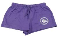 Fialové teplákové kraťasy s nápisom Destination