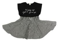 Čierne šaty s pruhovanou sukní a nápisom shein