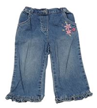 Tmavomodré široké rifle s kvetmi a volánikmi