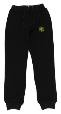 Černé tepláky s nášivkou 