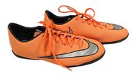 Neonově oranžovo-černé koženkové sálovky s logom Nike vel. 35