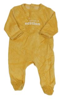 Tmavožltý zamatový overal s nápismi KIABI