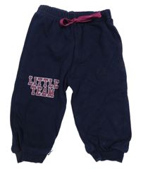 Tmavomodré tepláky s nápismi