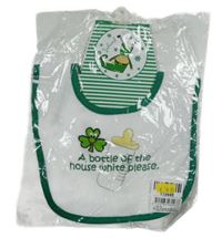 Nové - bielo-tmavozelený froté podbradník s nápismi a lahvičkou a trojlístkem