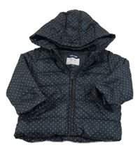 Černá puntíkatá šusťáková zateplená bunda s kapucí KIABI