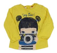 Žlté tričko s dívkou