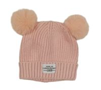 Světlerůžová čepice s nášivkou a bambulemi