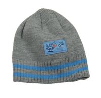 Sivá čapica s nášivkou a pruhmi