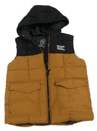 Černo-medová šusťáková zateplená vesta s nášivkou a kapucí 