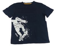 Tmavomodré tričko so skateboardom Yigga