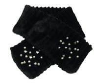 Černá kožešinová šála s perlami a hroty 