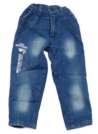 Modré teplákové rifle s nápismi