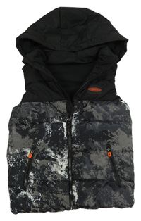 Černo-tmavošedá skvrnitá prošívaná šusťáková zateplená vesta s nášivkou a kapucí F&F