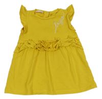 Tmvožluté šaty s nápisom s kamienkami a volánikmi