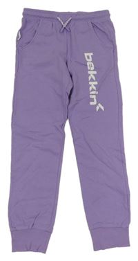 Fialové tepláky s nápisom