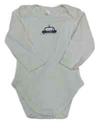 Bílé body s autem C&A