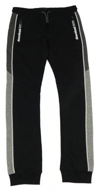 Čierno-sivé tepláky s pruhmi a nápisom C&A