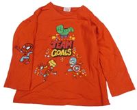 Červené triko s nápisem a superhrdiny Marvel