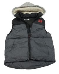 Čierno-sivá šušťáková zateplená vesta s potlačou a kapucňou H&M