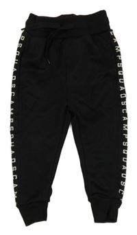 Černé sportovní kalhoty s nápisem 