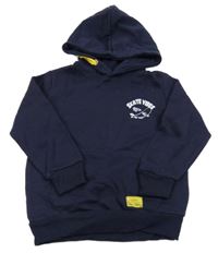 Tmavomodrá mikina so skateboardom a nápisom a vreckom a kapucňou TESSENTIALS