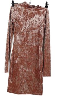 Dámske ružové zamatové šaty PrettyLittle Thing