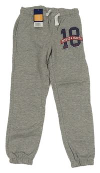 Šedé tepláky s číslem Lupilu